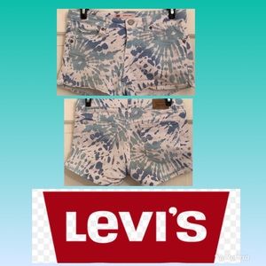 Tie dye Levi’s shorty shorts